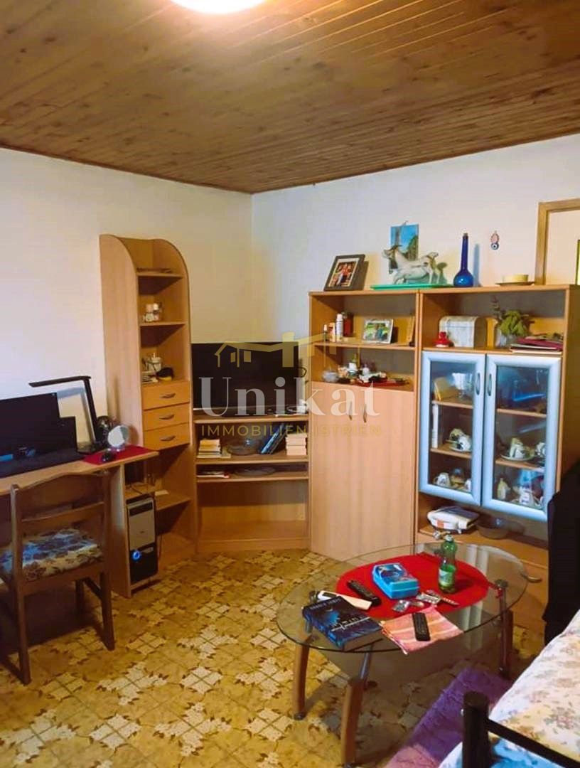 Kamnita dvojna hiša vseljiva, za obnovo